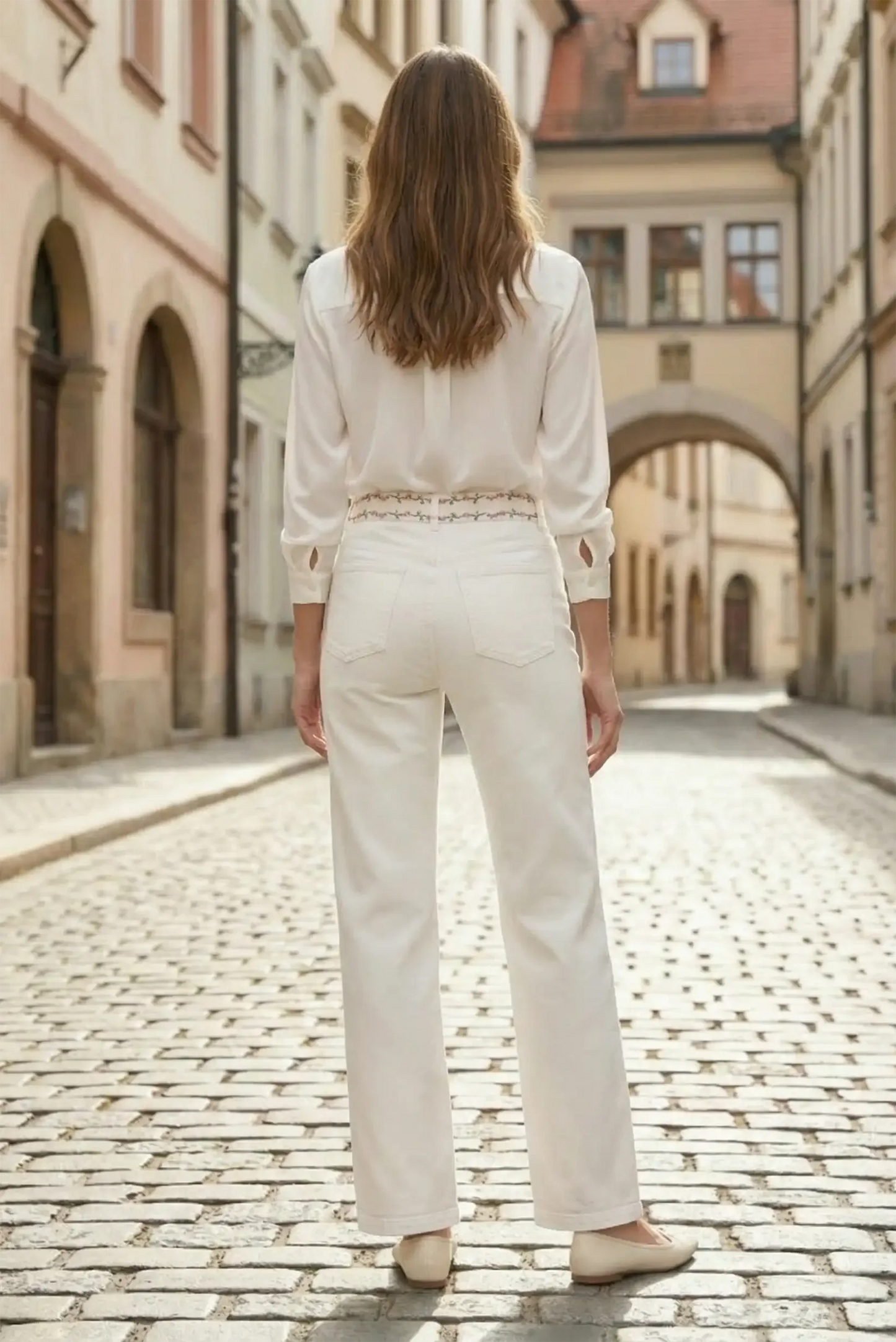 Pantalón blanco de mujer con bordados florales, corte recto, estilo casual CHICA del Sur