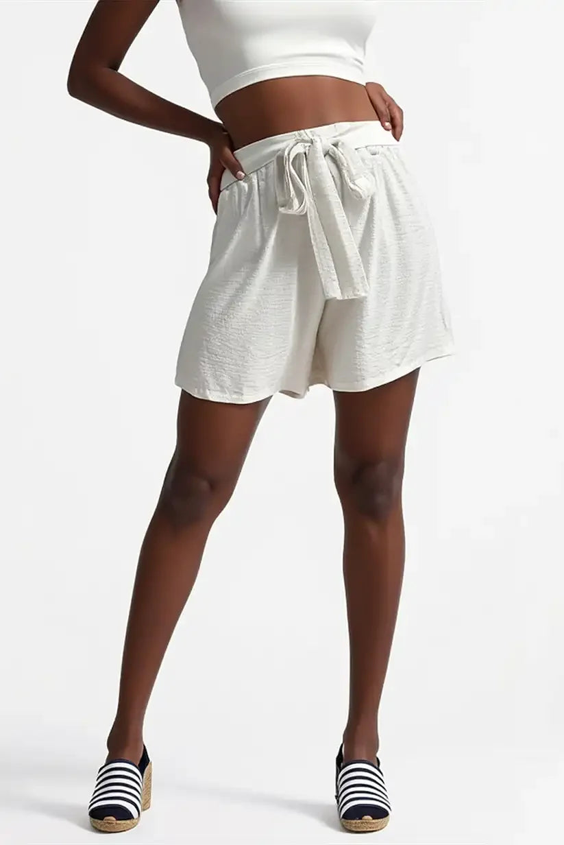 Pantalón corto blanco mujer fluido con cinturón elegante verano - CHICA del Sur