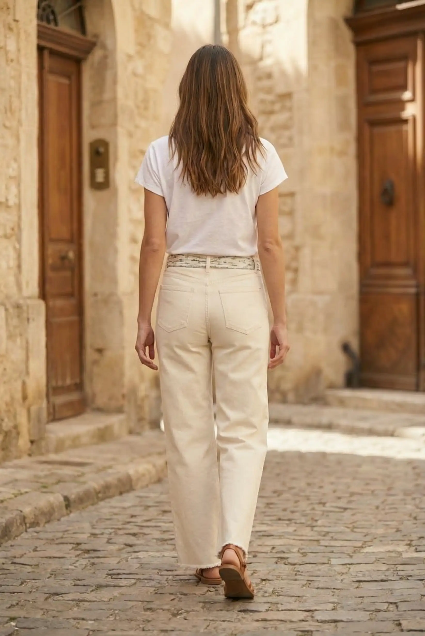 Mujer de espaldas con pantalón crudo recto y cinto colorido, moda casual CHICA del Sur