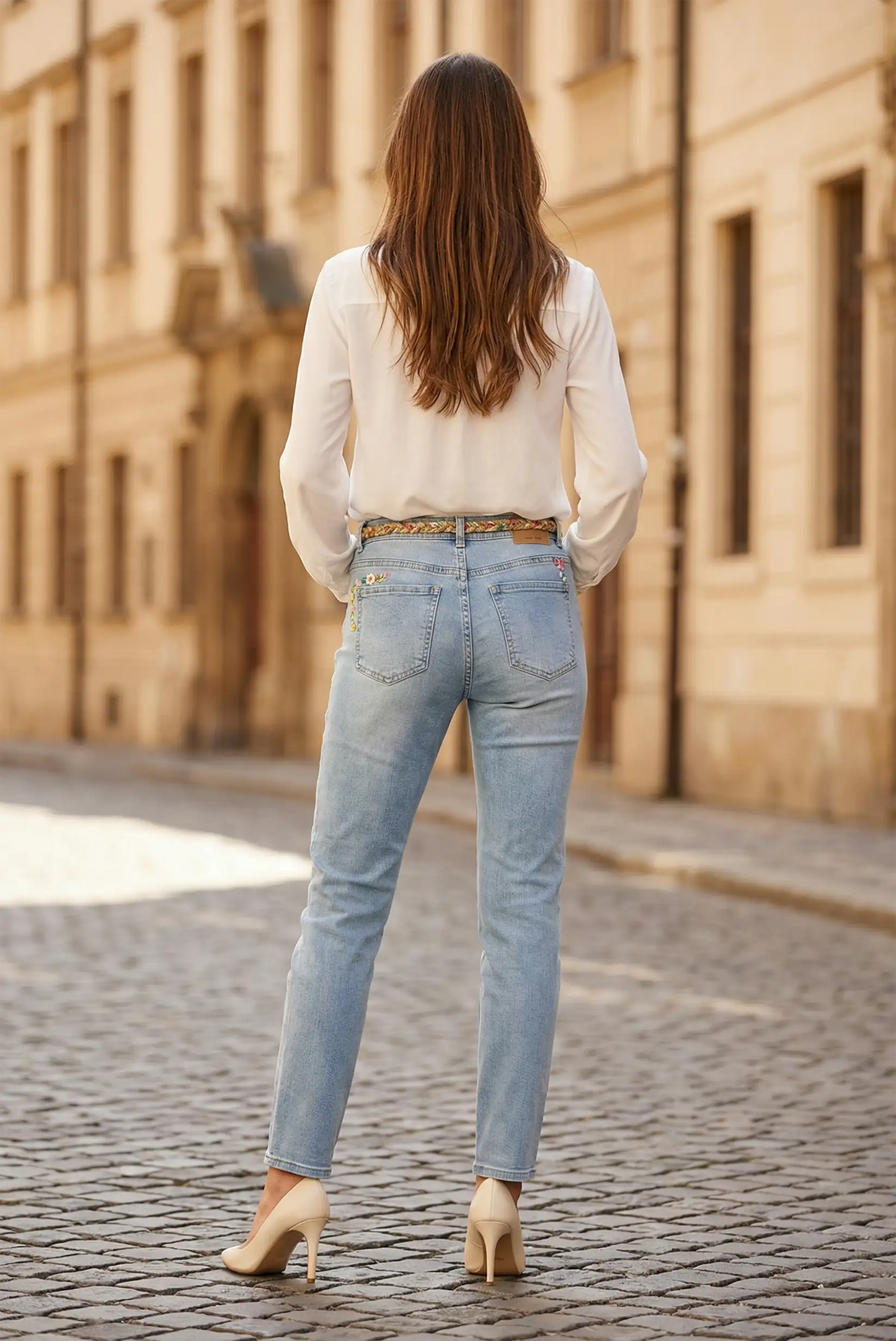 Pantalón vaquero azul mujer con detalles florales, look casual CHICA del Sur en calle urbana.
