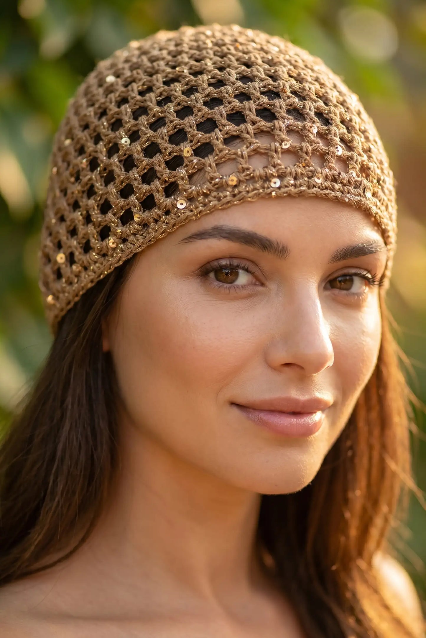 Gorro tejido marrón con lentejuelas, accesorio femenino casual y estiloso para looks cómodos