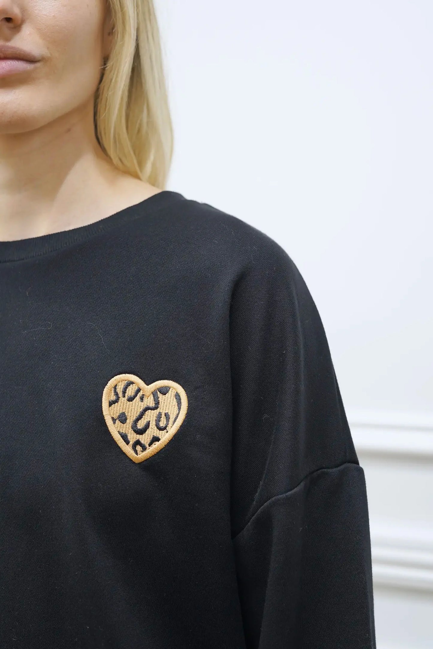 Sudadera negra de mujer con corazón animal print, moda casual CHICA del Sur