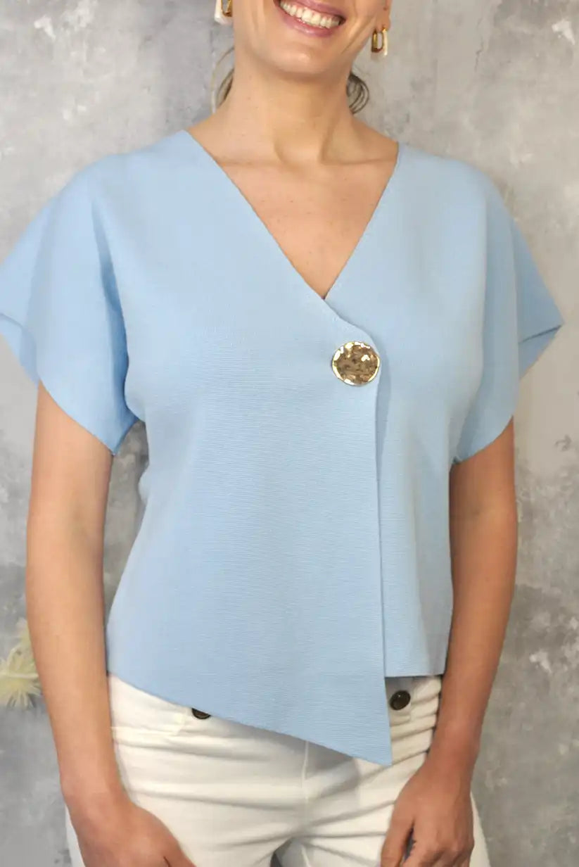 Top azul cielo cruzado de punto con botón dorado – Elegancia primavera/verano - CHICA del Sur