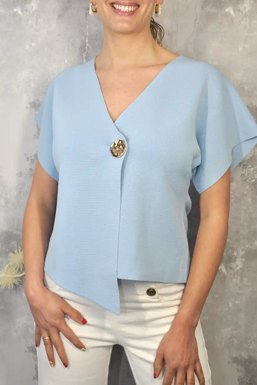 Top azul cielo cruzado de punto con botón dorado – Elegancia primavera/verano - CHICA del Sur