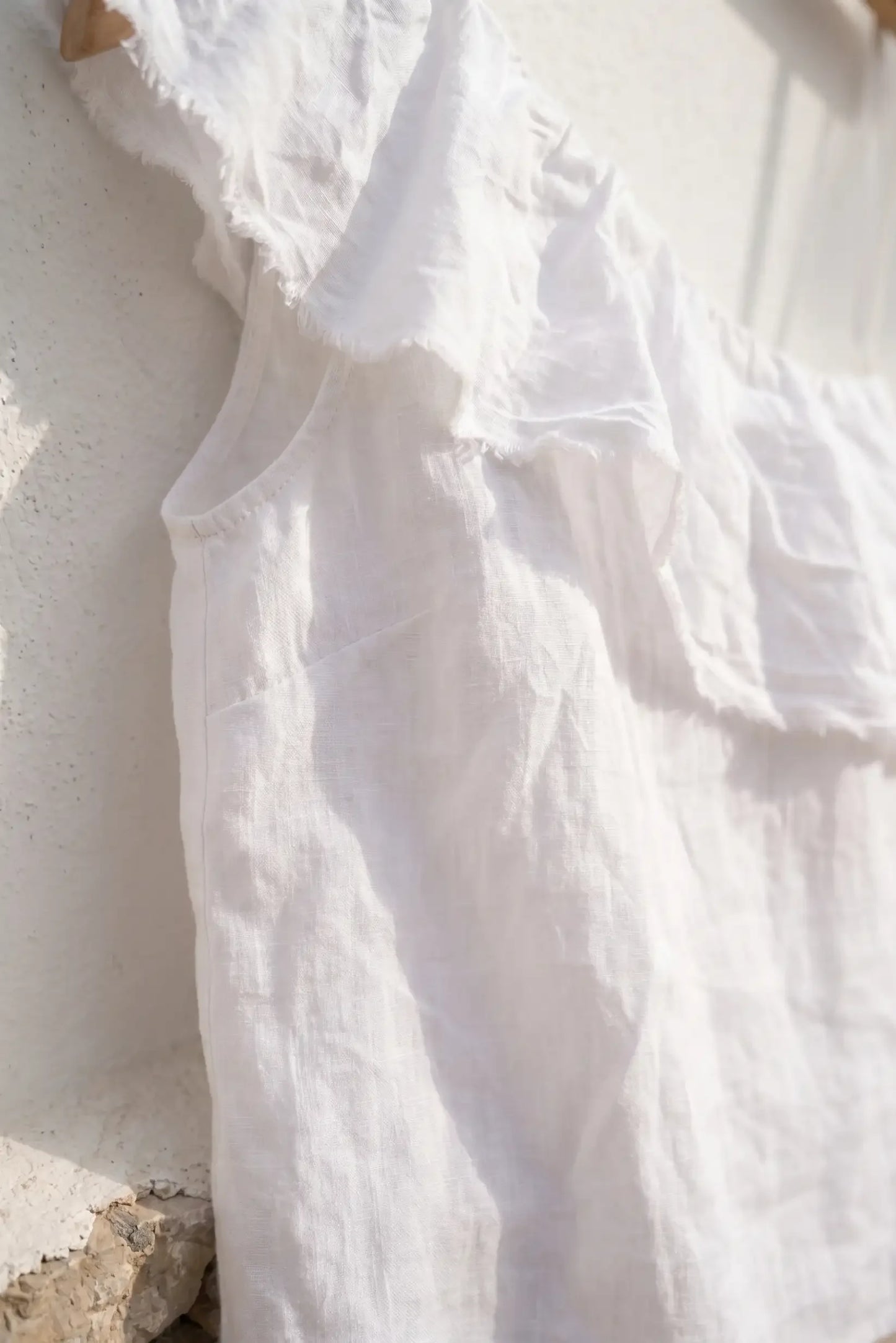 Vestido blanco de lino con volantes, ideal para verano y looks femeninos