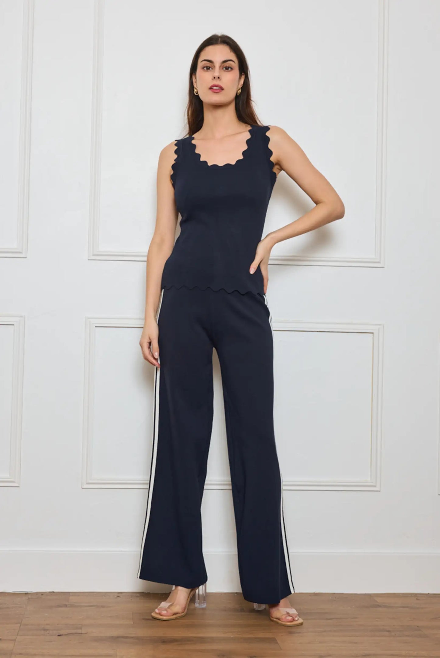 Mujer con top sin mangas azul marino y pantalón ancho, moda femenina casual elegante.