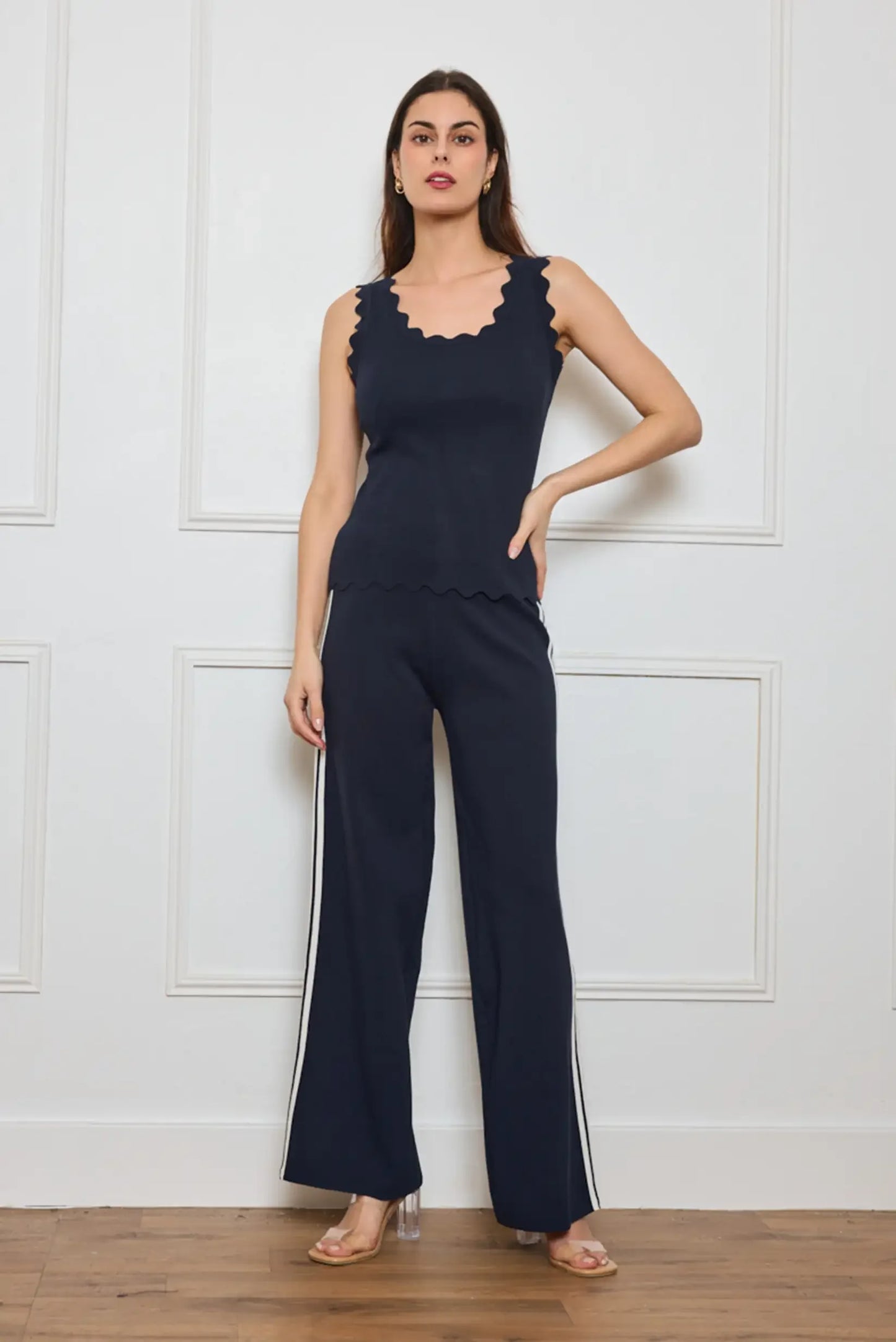 Mujer con top sin mangas azul marino y pantalón ancho, moda femenina casual elegante.