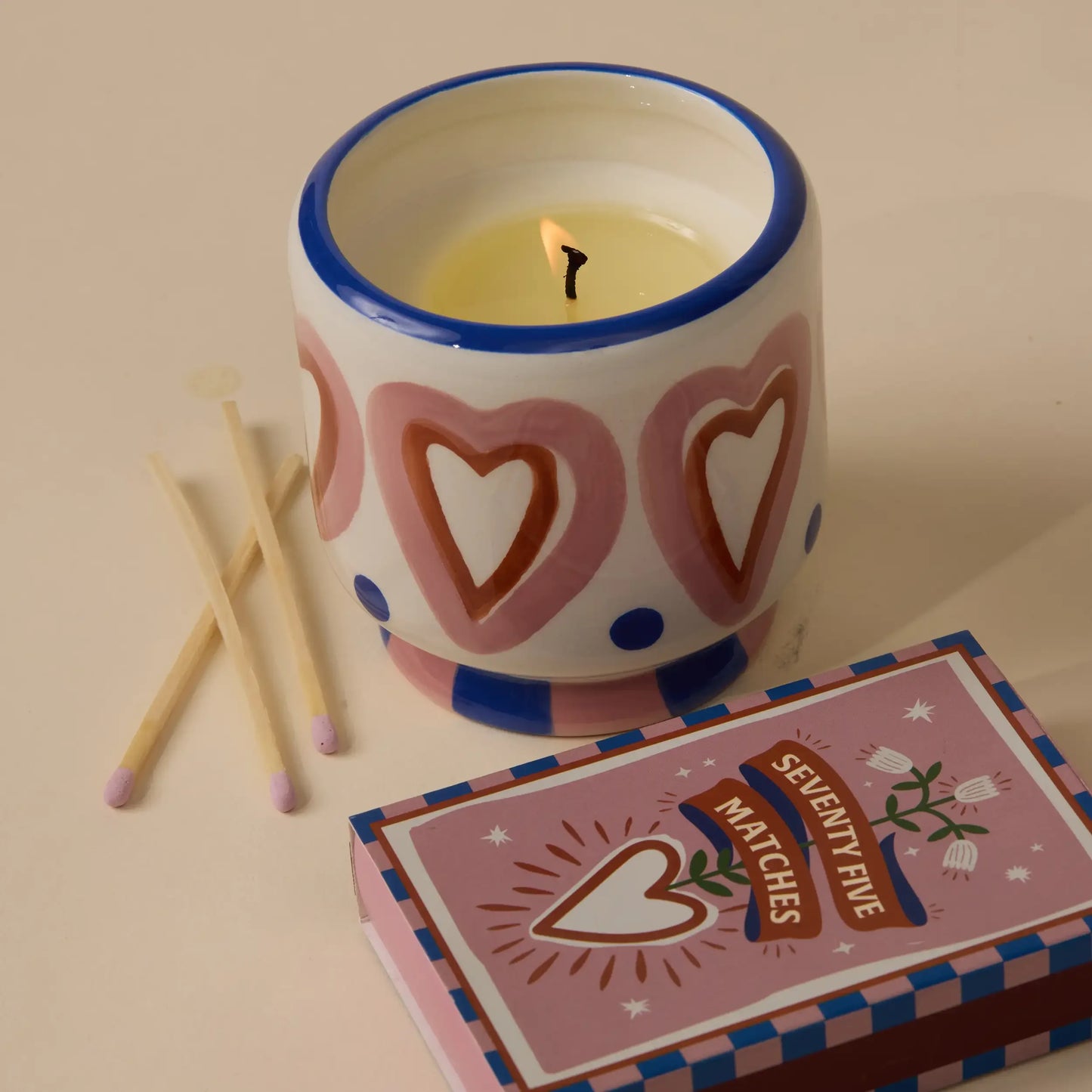 Vela aromática en vaso cerámico con corazones, cerillas y caja decorativa, CHICA del Sur.