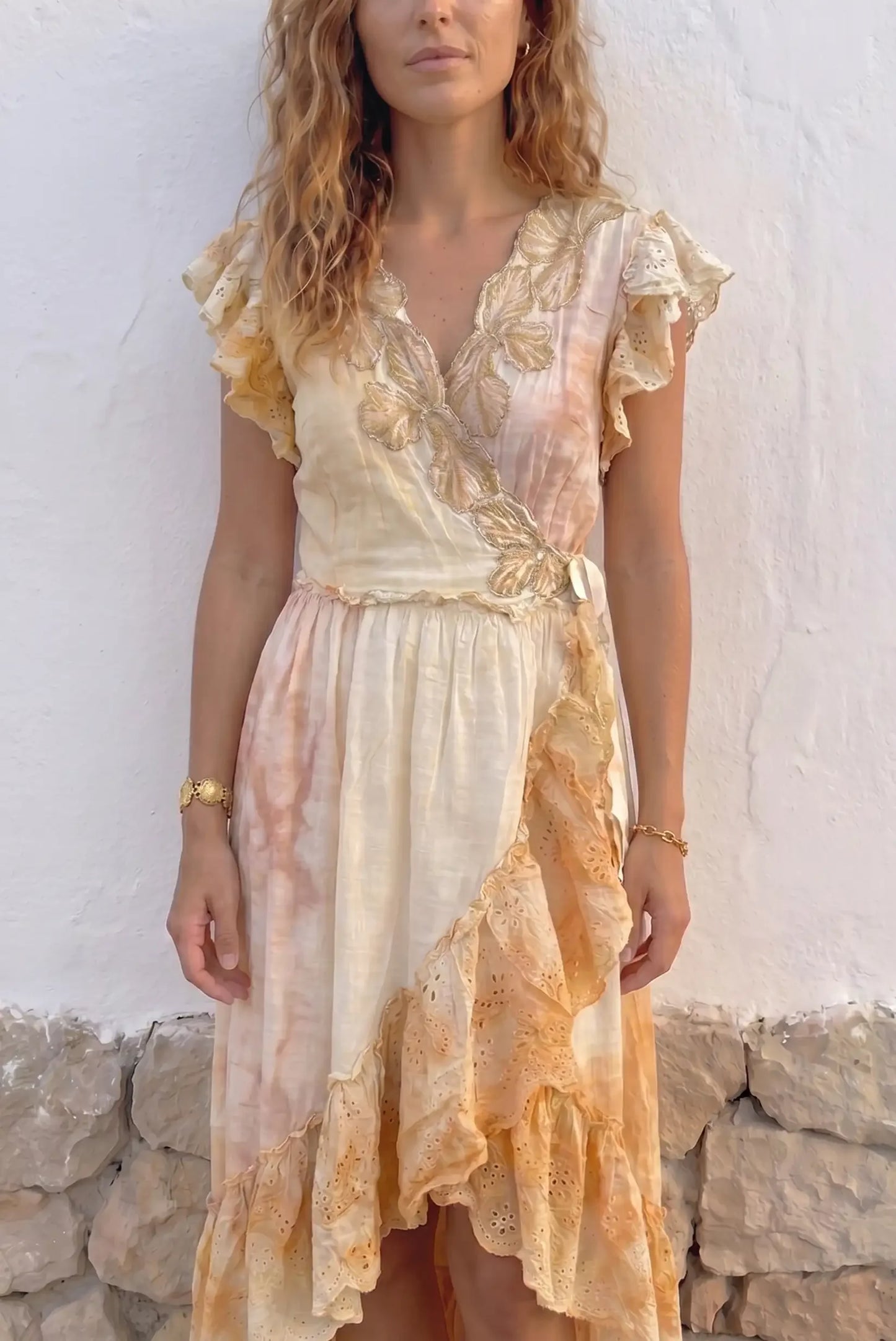 Vestido boho con volantes y estampado tie-dye en tonos beige y dorado