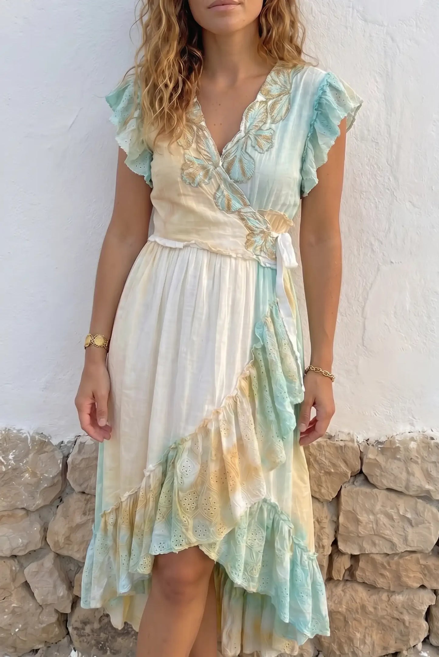Vestido boho con estampado floral y volantes, ideal para verano y looks femeninos