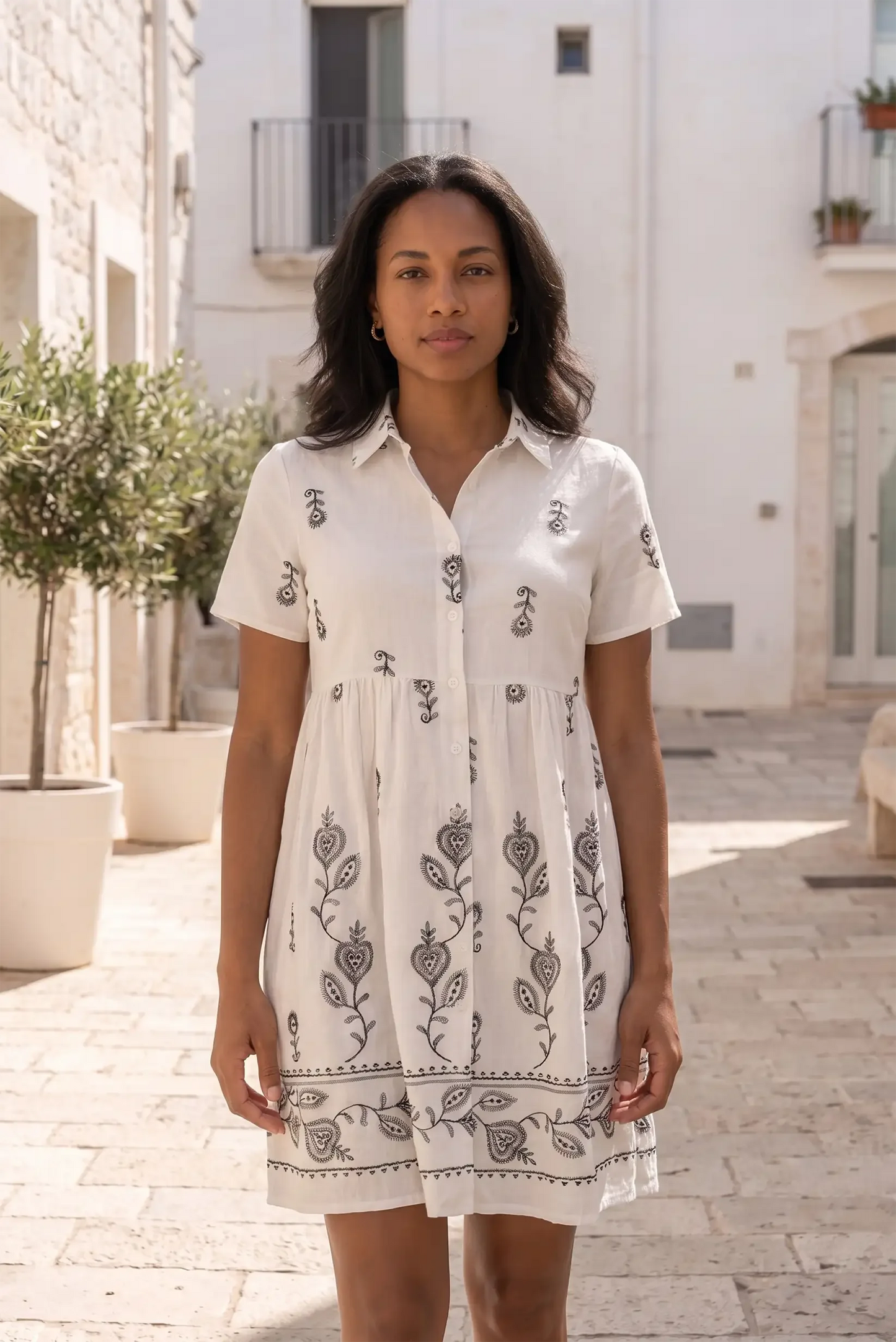 Vestido blanco con bordado floral, estilo camisero, ideal para verano y looks casuales