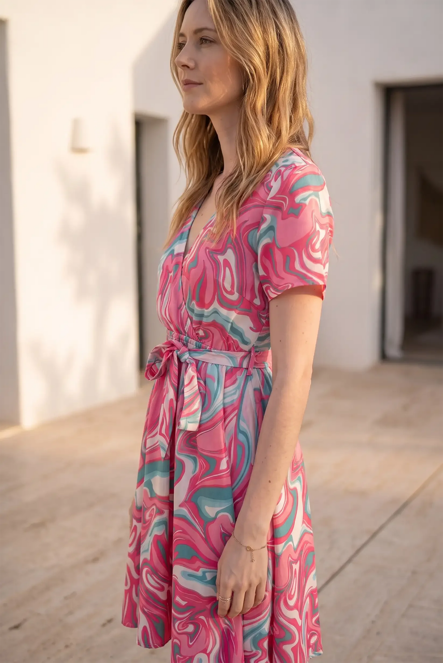 Vestido estampado con cinturón, manga corta y escote en V, ideal para primavera y verano
