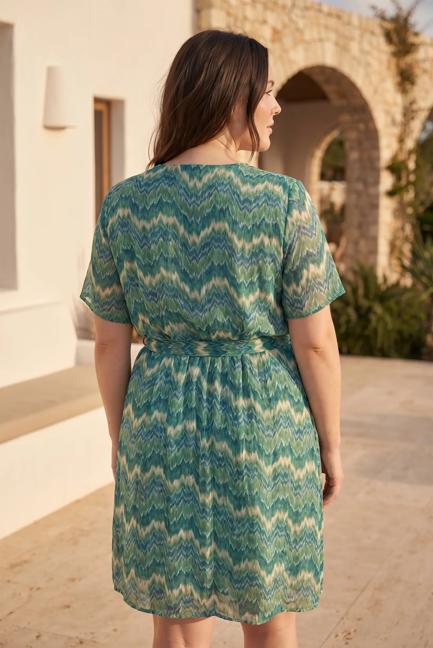 Vestido corto estampado zigzag verde y azul con cinturón, ideal para verano y looks femeninos
