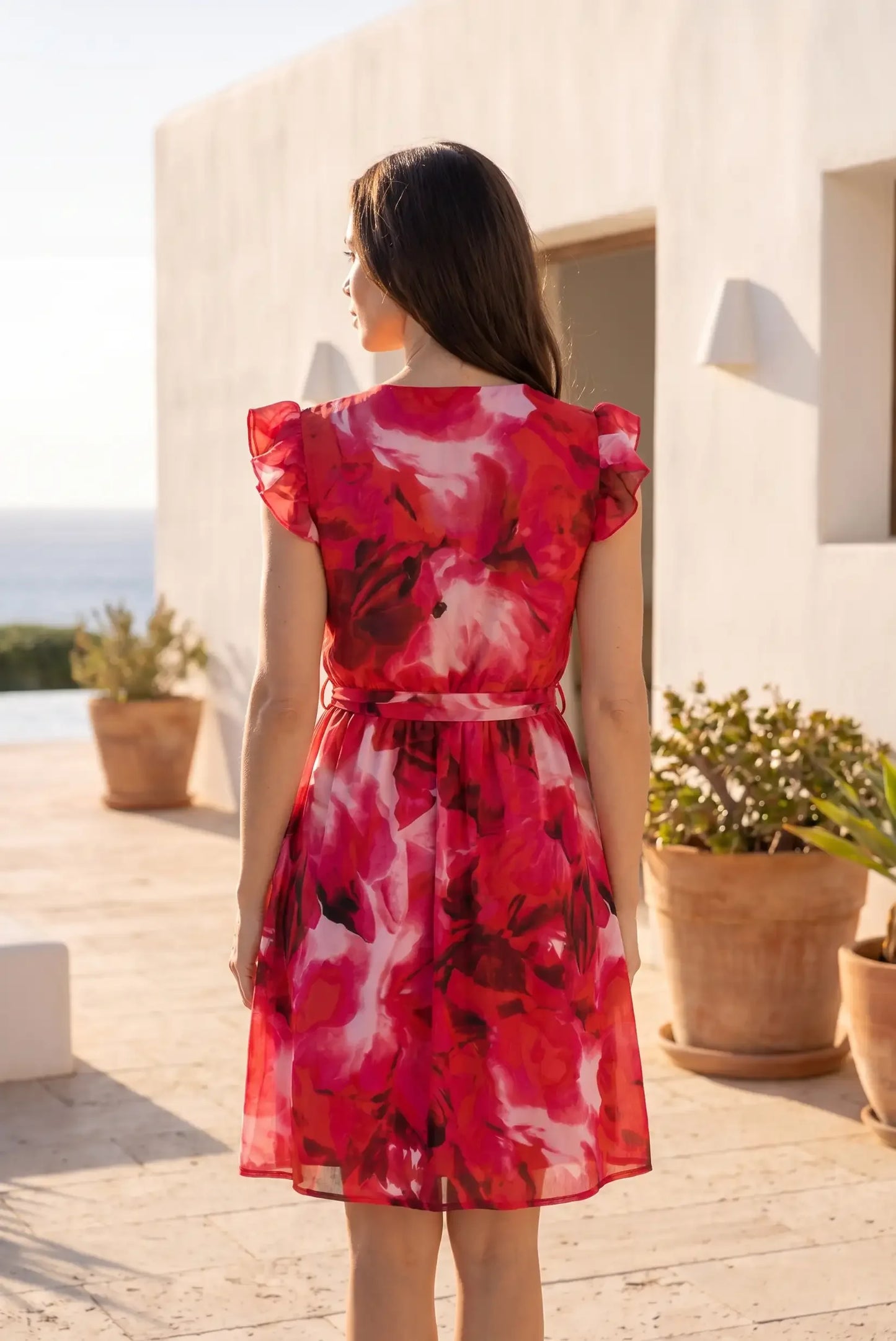 Vestido floral rojo con volantes y cinturón, ideal para verano y playa, moda femenina elegante