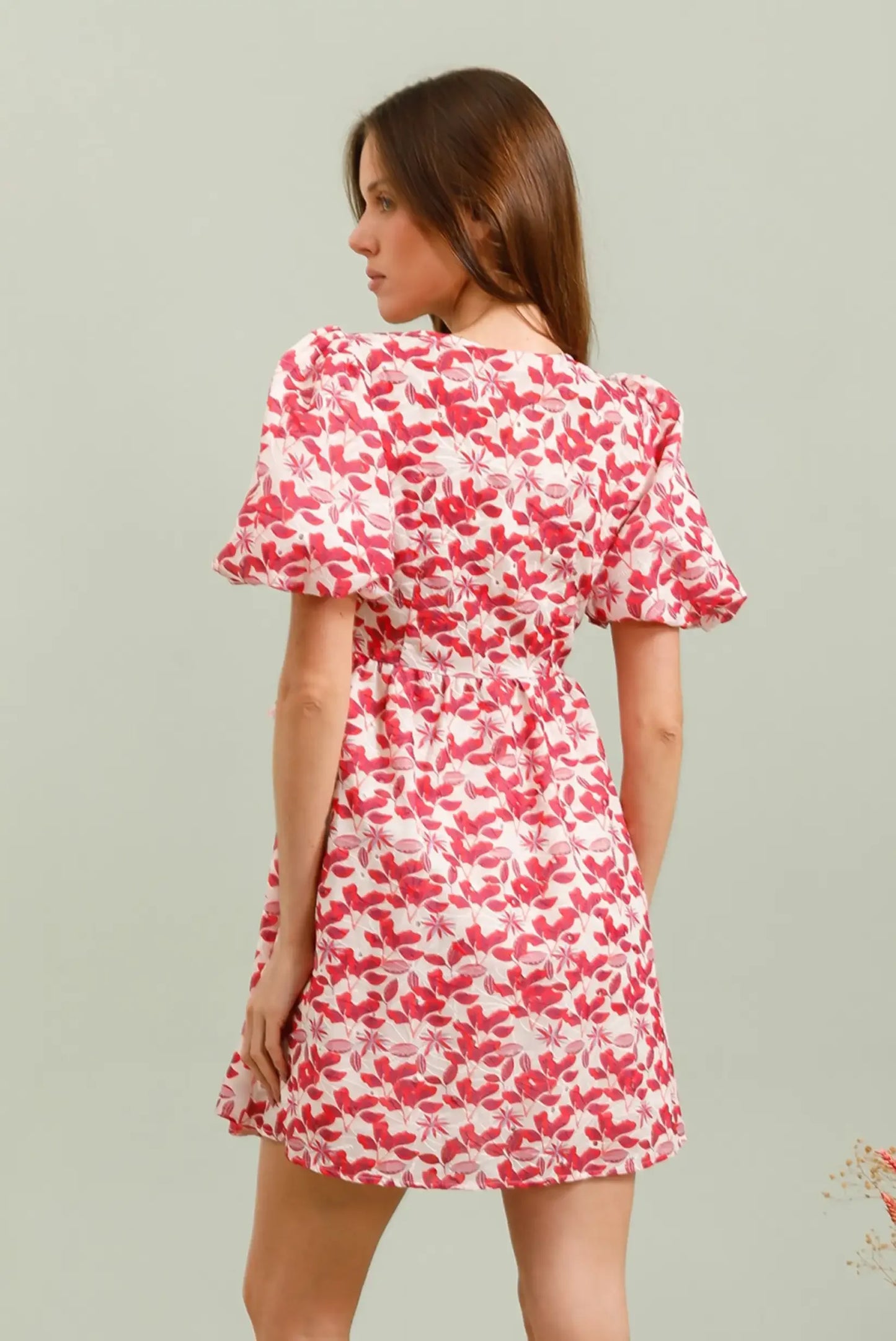 Vestido corto rojo floral de manga corta, ideal para primavera, visto desde atrás