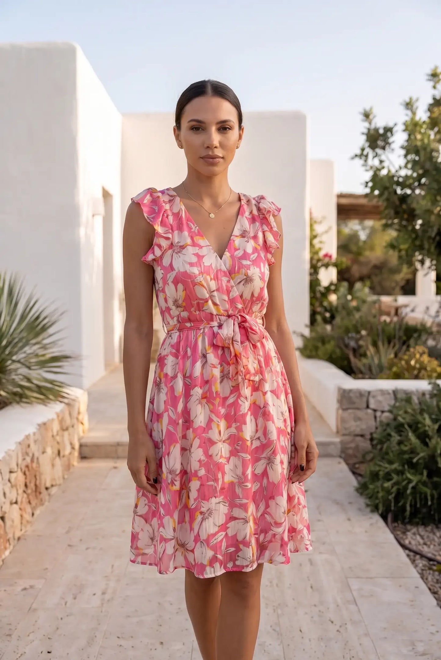 Vestido floral rosa con volantes y cinturón, ideal para primavera y verano, moda femenina elegante y cómoda