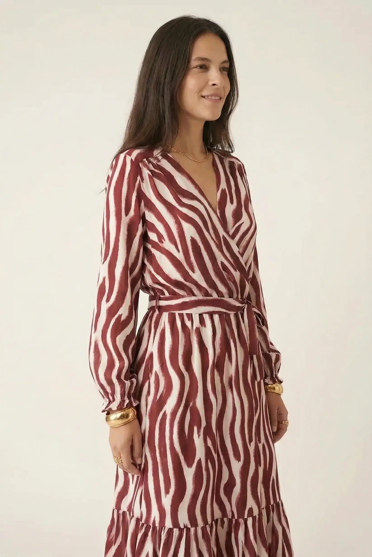 Mujer con vestido largo burdeos animal print de CHICA del Sur, moda femenina primavera.