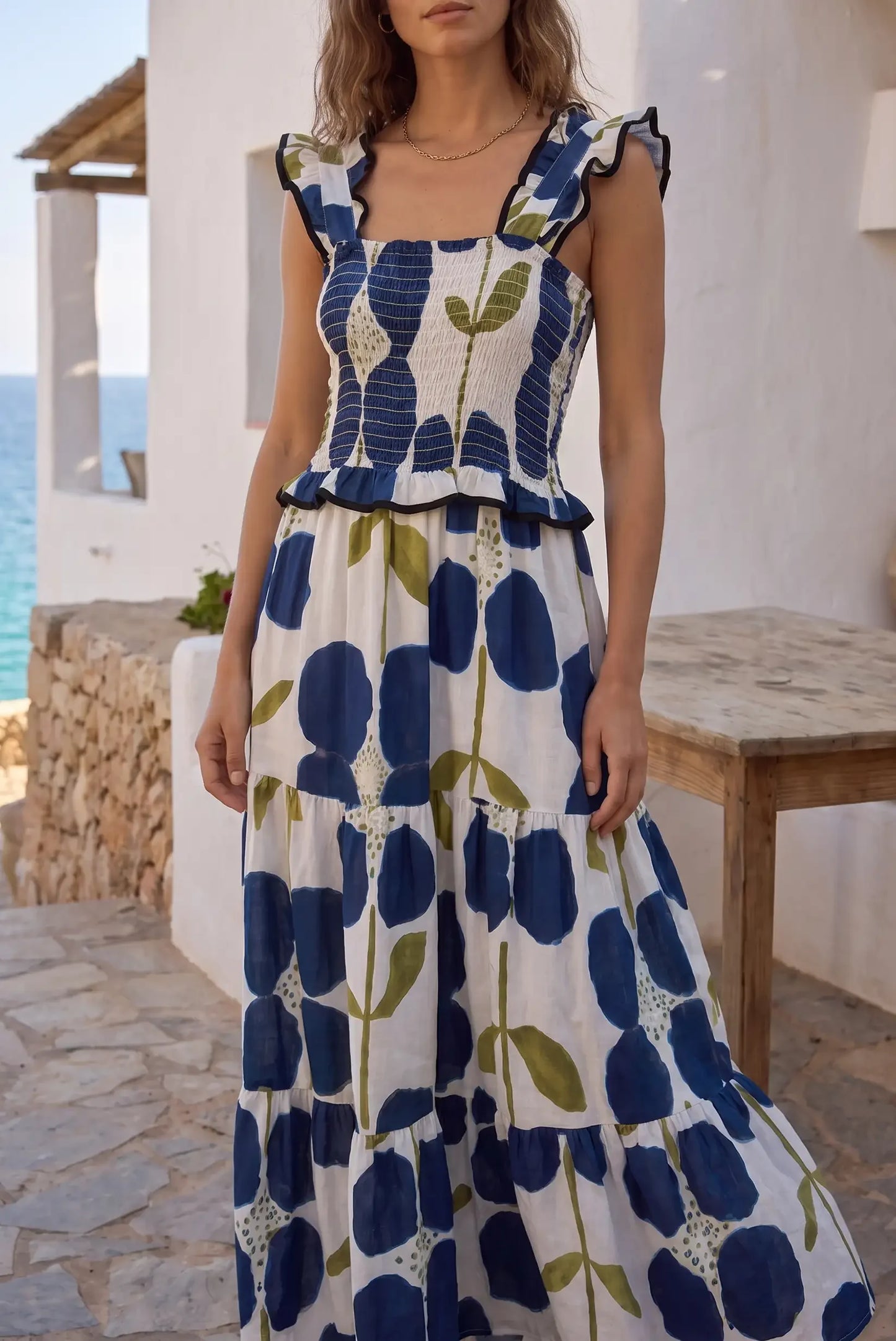 Vestido largo estampado floral azul y verde con volantes, ideal para verano y playa