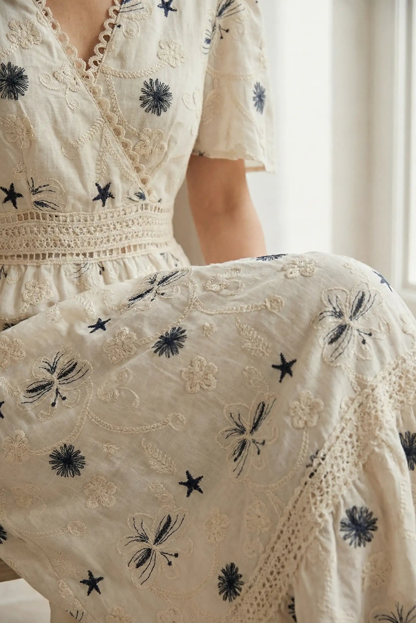 Vestido largo beige de mujer con bordado floral, manga corta y detalles de encaje, estilo primavera