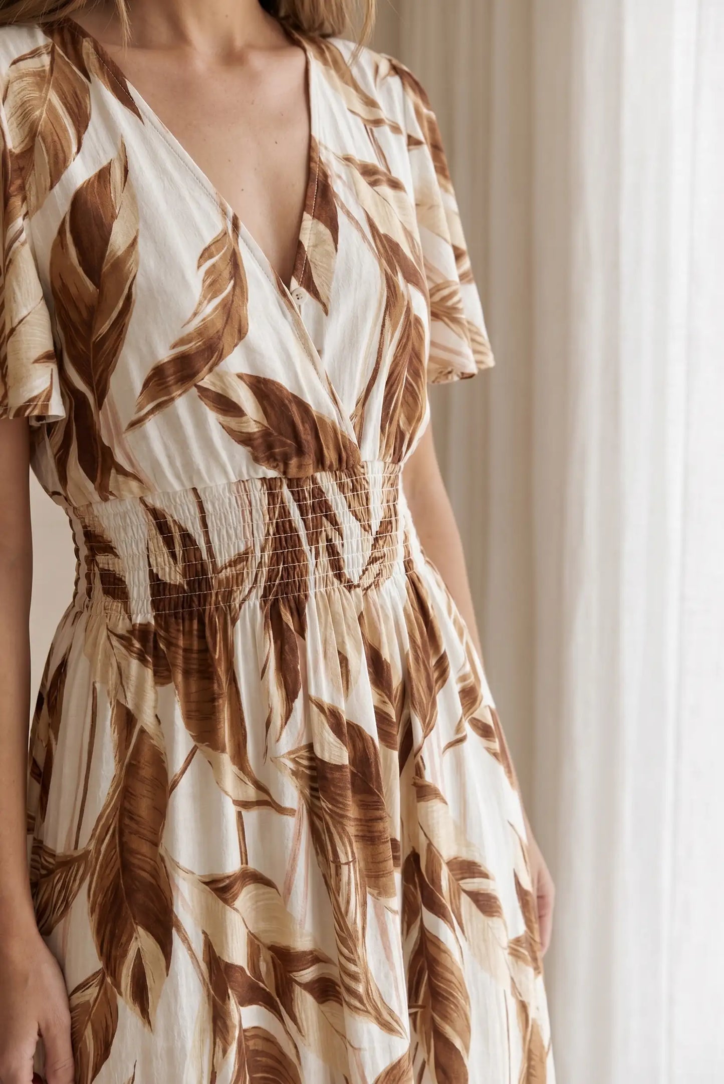 Vestido largo de primavera, estampado de hojas marrones, escote en pico y mangas cortas