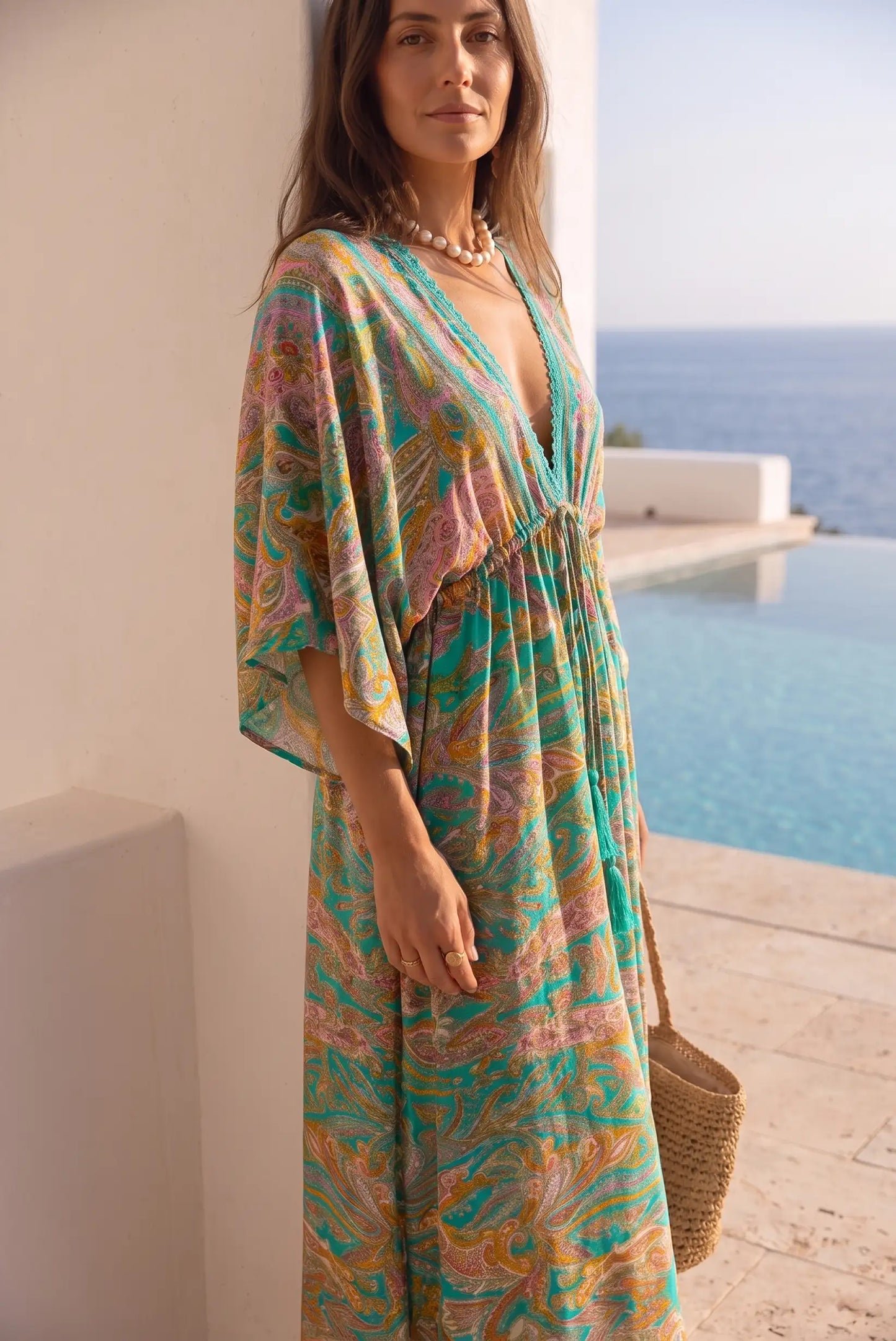 Vestido largo estampado bohemio con cuello en V, ideal para playa y verano, con bolso de paja