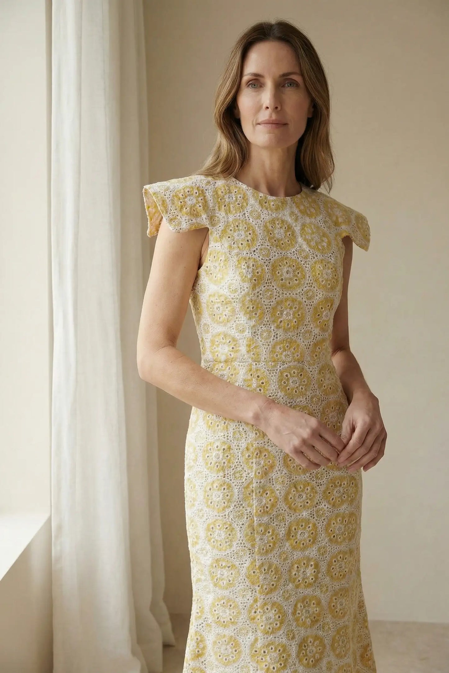 Mujer con vestido amarillo claro de encaje, primavera, estilo casual y elegante