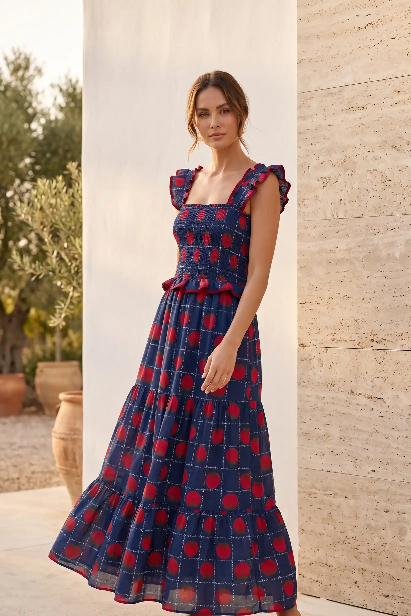 Vestido largo estampado con fresas y volantes, ideal para verano y ocasiones especiales