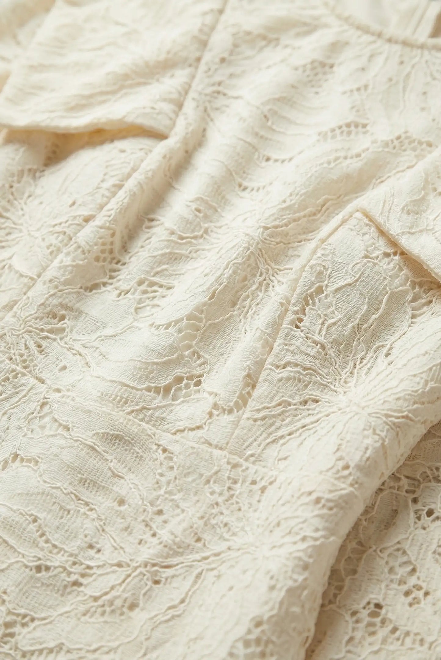 Detalle de vestido largo mujer encaje blanco roto, moda femenina CHICA del Sur