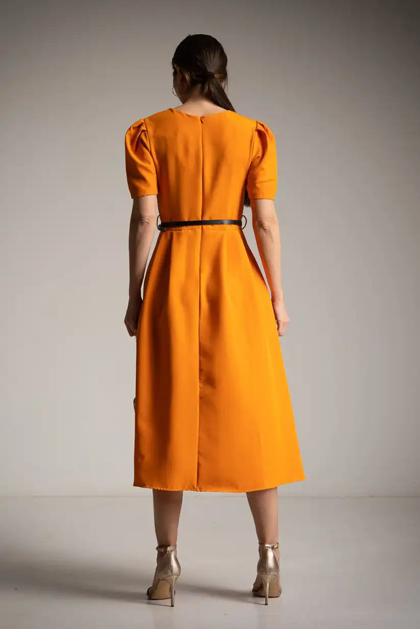 Vestido naranja liso con cinturón – corte midi y manga corta - CHICA del Sur