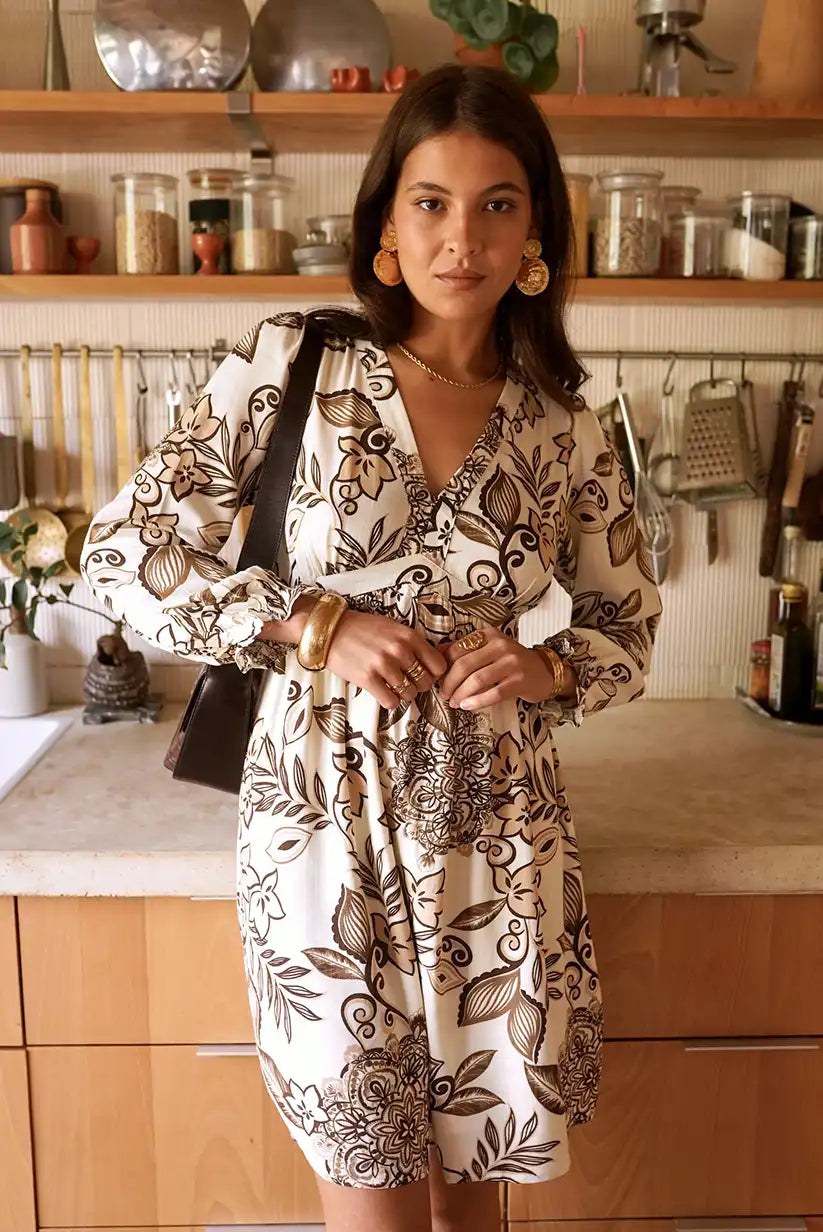 Vestido Corto Floral Taupe con Manga Larga y Escote en V Elegante - CHICA del Sur