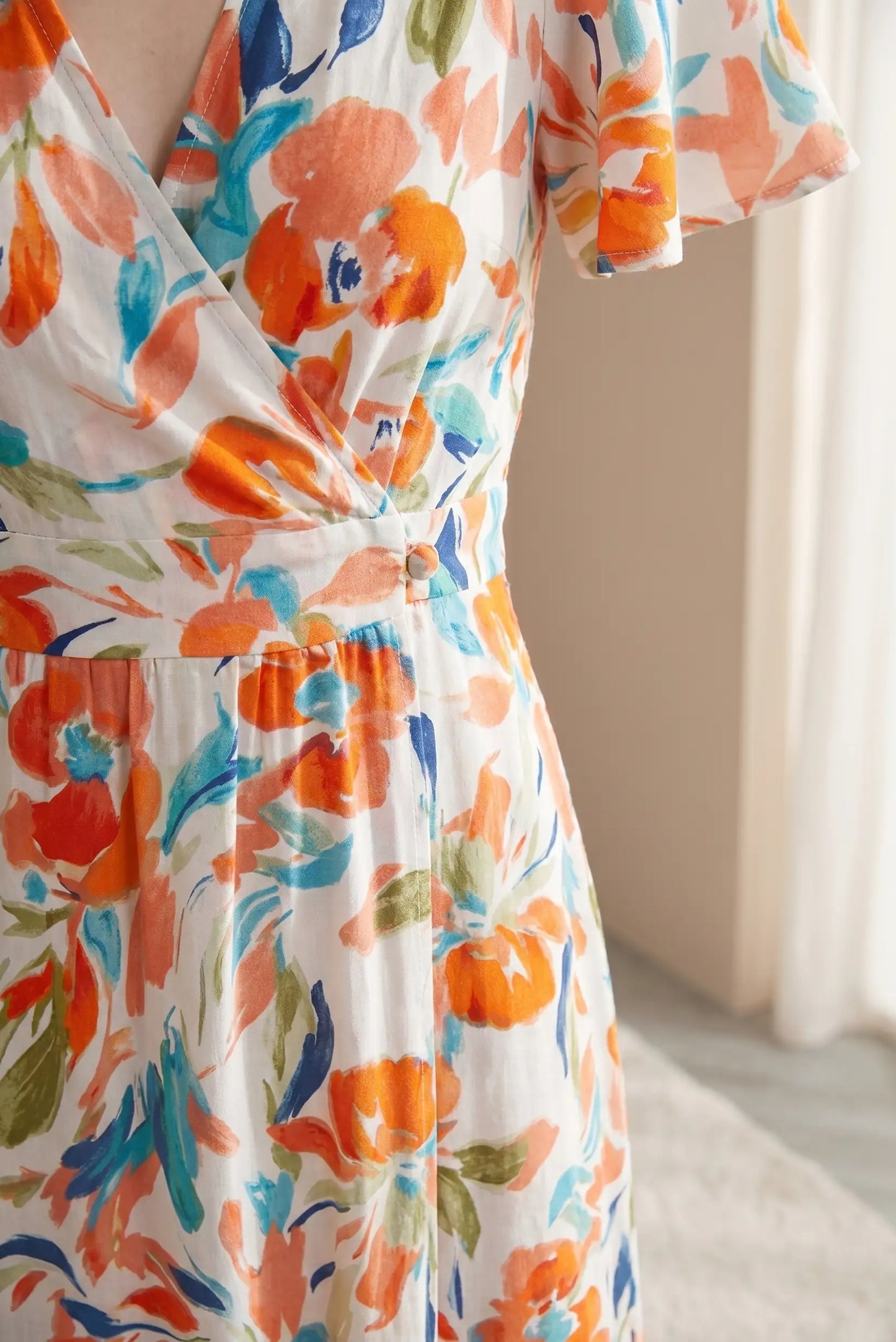 Vestido de mujer primavera, escote cruzado, estampado floral multicolor, manga corta.