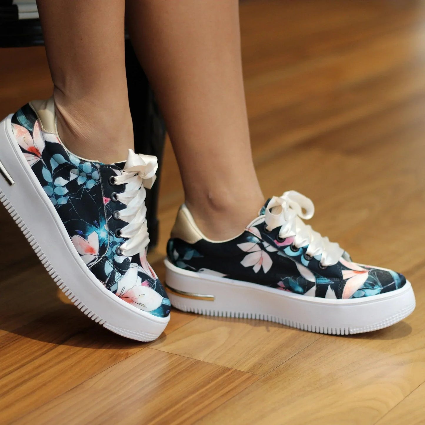 Zapatillas Urbanas de Mujer Flores negro Beige - Moda Sostenible Cuero Vegano | CHULA Tulum - CHICA del Sur