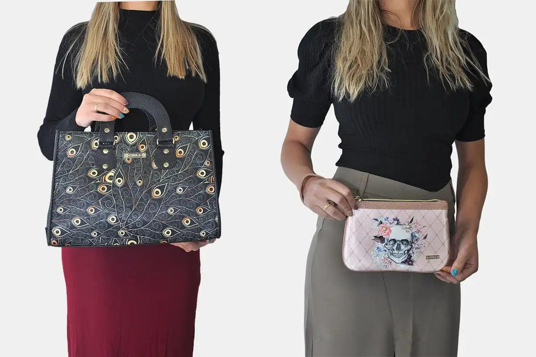 Mujeres mostrando bolsos de moda otoño, uno con estampado de plumas y otro con calavera floral