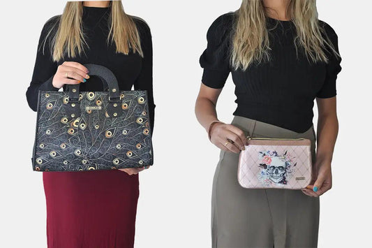 Mujeres mostrando bolsos de moda otoño, uno con estampado de plumas y otro con calavera floral