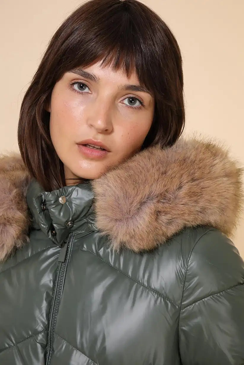 Mujer con abrigo corto verde con capucha de pelo sintético beige
