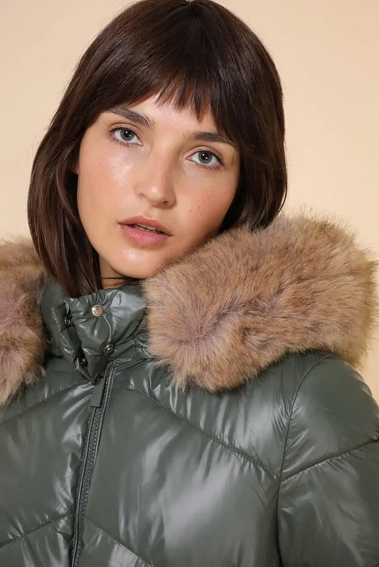 Mujer con abrigo corto verde con capucha de pelo sintético beige
