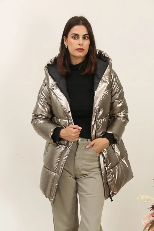 Mujer con abrigo largo dorado metalizado de invierno, ropa moderna y elegante