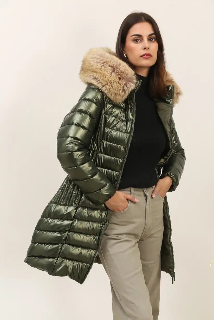 Mujer con abrigo largo verde metalizado con pelo, moda invierno elegante