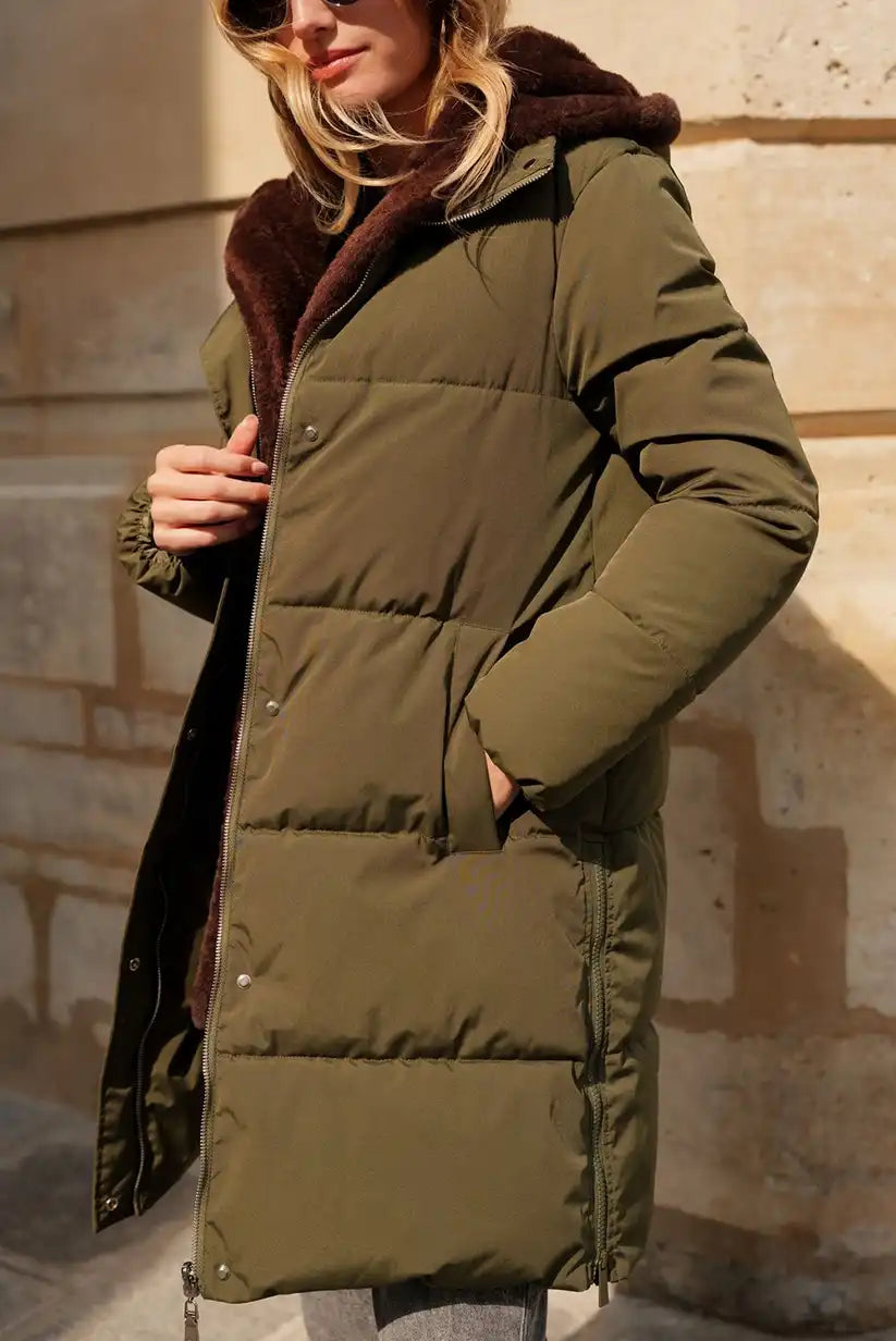 Mujer con abrigo largo acolchado verde kaki para invierno, exterior urbano