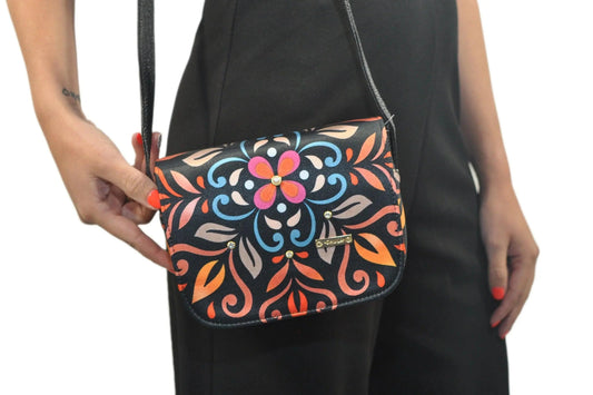 Bolso bandolera pequeño con diseño mandala colorido, mujer vestida de negro