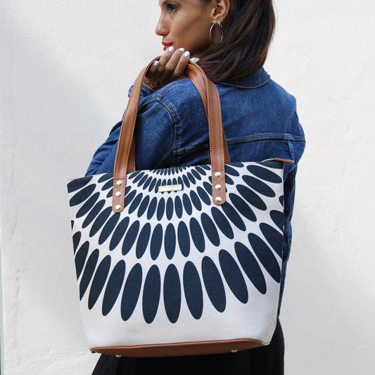 Bolsos grandes de moda para mujer | Descubre los modelos top de esta temporada