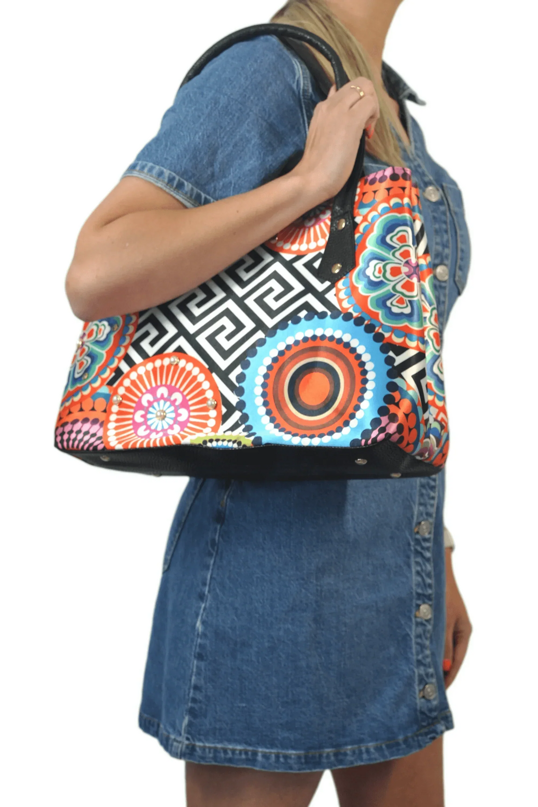 Mujer con bolso shopper grande estampado geométrico y círculos, vestido de mezclilla