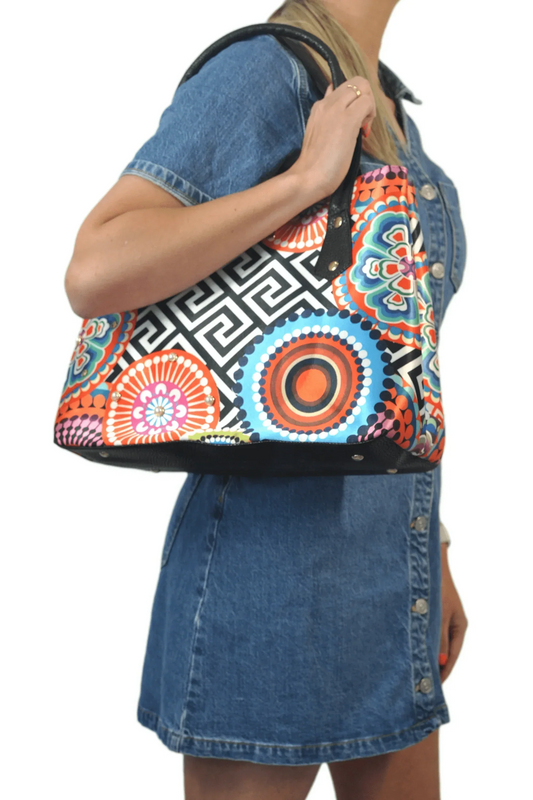 Mujer con bolso shopper grande estampado geométrico y círculos, vestido de mezclilla