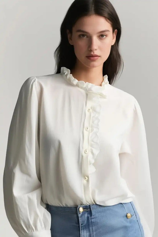 camisa blanca de mujer con volantes románticos y botones, manga larga, look moderno