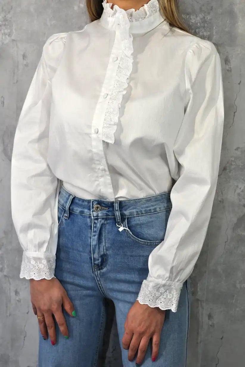 Camisas blancas de mujer con bordados: elegancia y estilo en CHICA del Sur