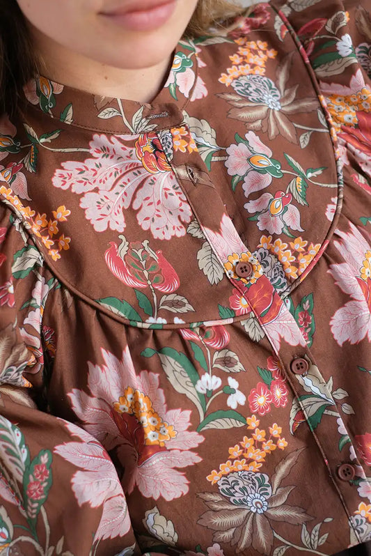 Camisa de mujer marrón de manga larga con estampado floral otoñal colorido