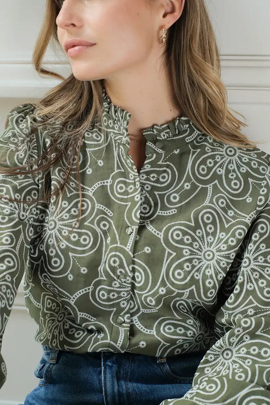 Camisa verde de mujer manga larga con bordados florales blancos, estilo casual elegante.