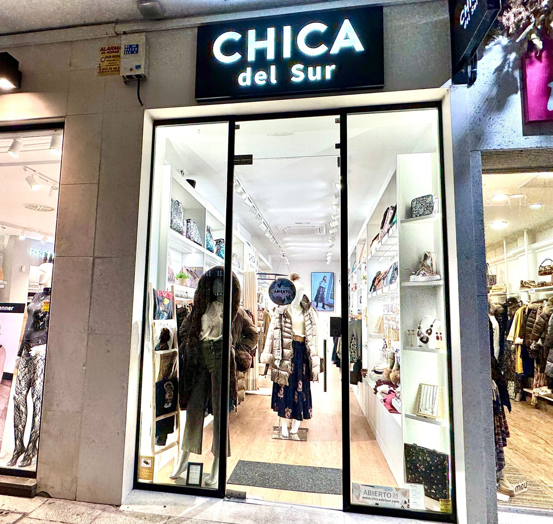 Fachada tienda CHICA del Sur con maniquíes vistiendo moda casual femenina y complementos