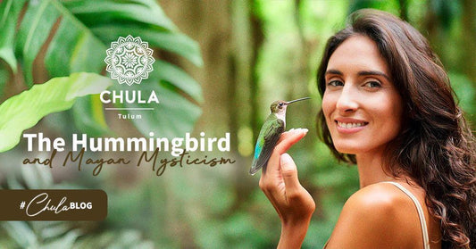 Mujer sonriente sostiene colibrí, fondo de selva tropical, blog Chula Tulum, misticismo maya