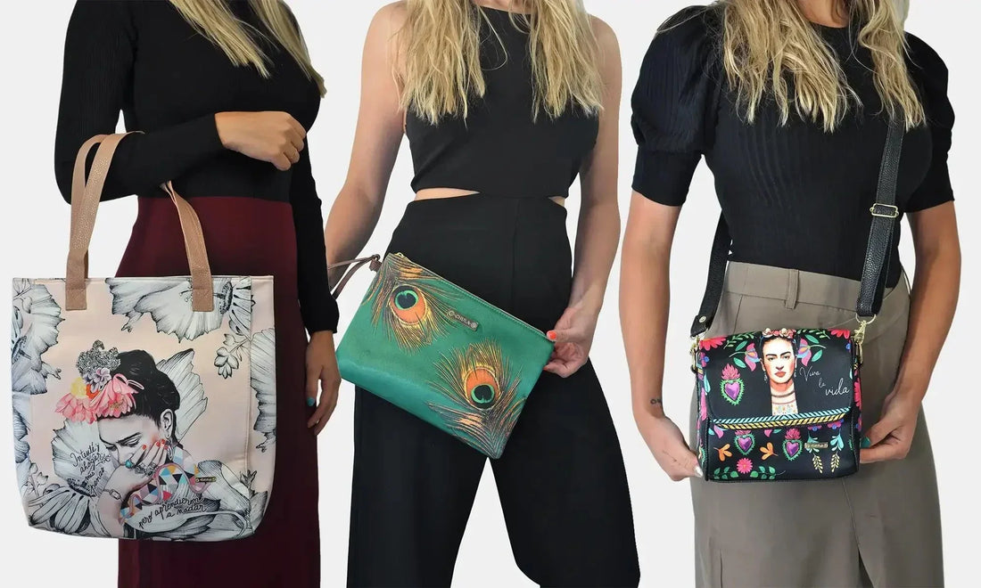 Mujeres muestran bolsos estampados originales en look casual, fondo blanco, moda femenina.